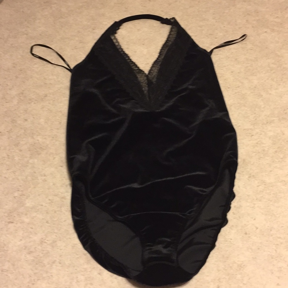 👯‍♀️BNWT FOREVER 21 BLACK VELVET & LACE BODYSUIT